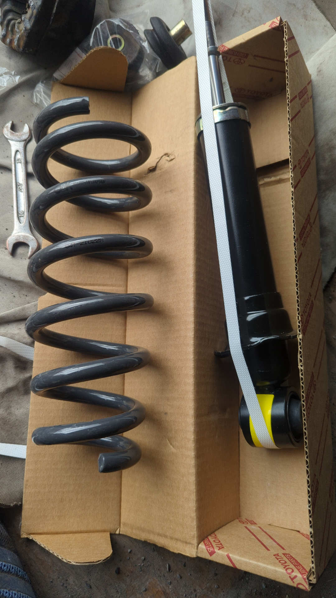 Задние амортизаторы — Toyota Avensis II, 1,8 л, 2004 года | запчасти ...