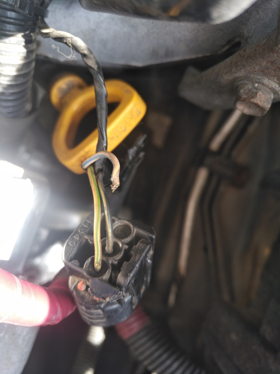 Мицубиси галант разъем генератора. Фишка генератора тойота. Фишка генератора toyota dyna 3l. Замена фишки генератора. 3s fe разъем генератора.