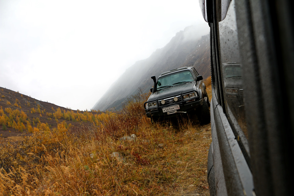 Временами спуск довольно крутоват. Вот и Витин крузак напоминает пикирующий истребитель — Toyota Land Cruiser 80