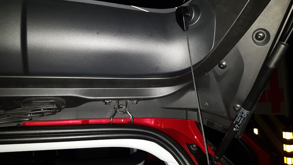 И правда гениально, чтобы снять обшивку пятой двери нужно снять всю дверь с петель! Как они это проектируют, ужс! — Peugeot 3008 (2G)