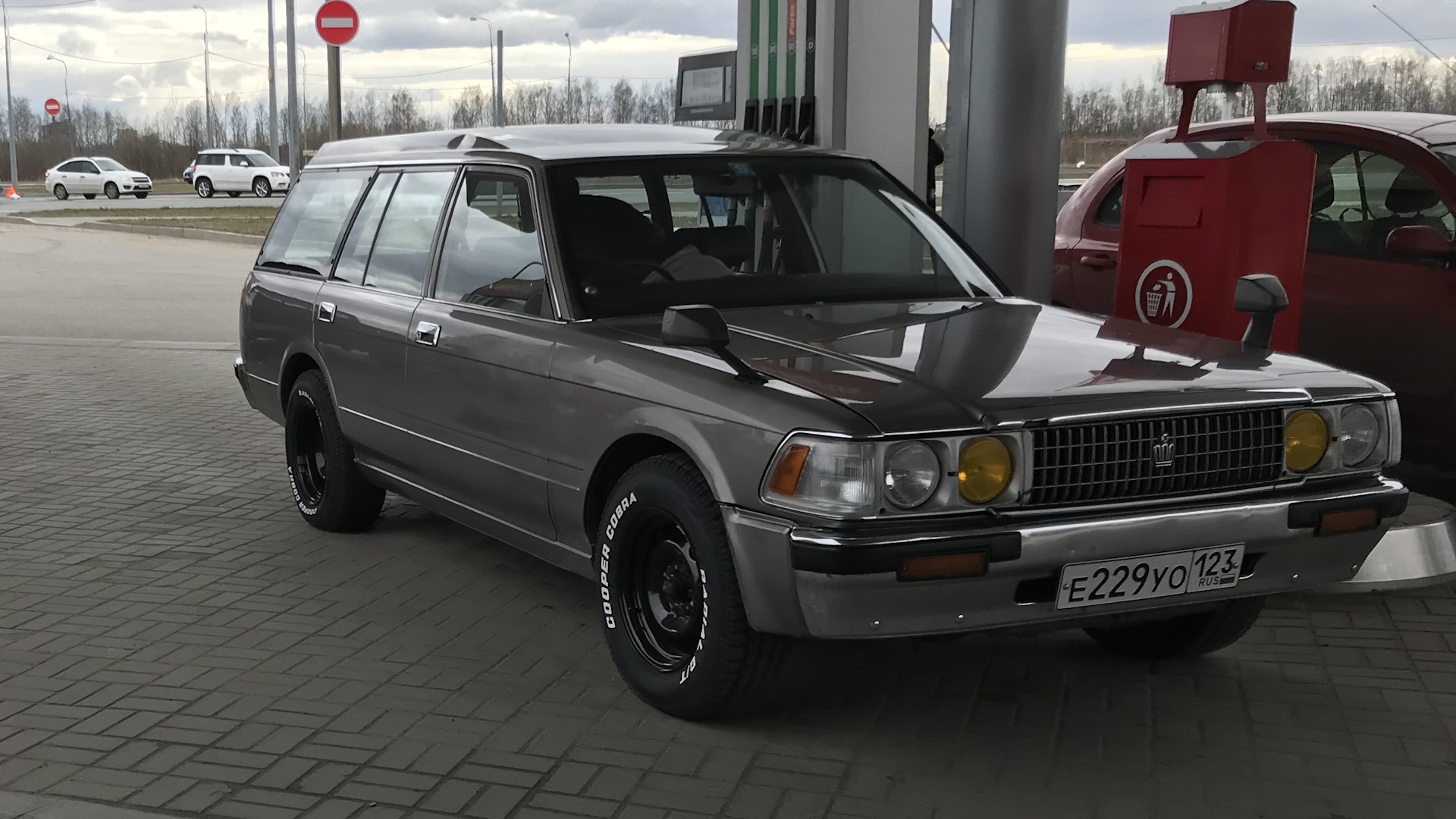 toyota crown s130 wagon