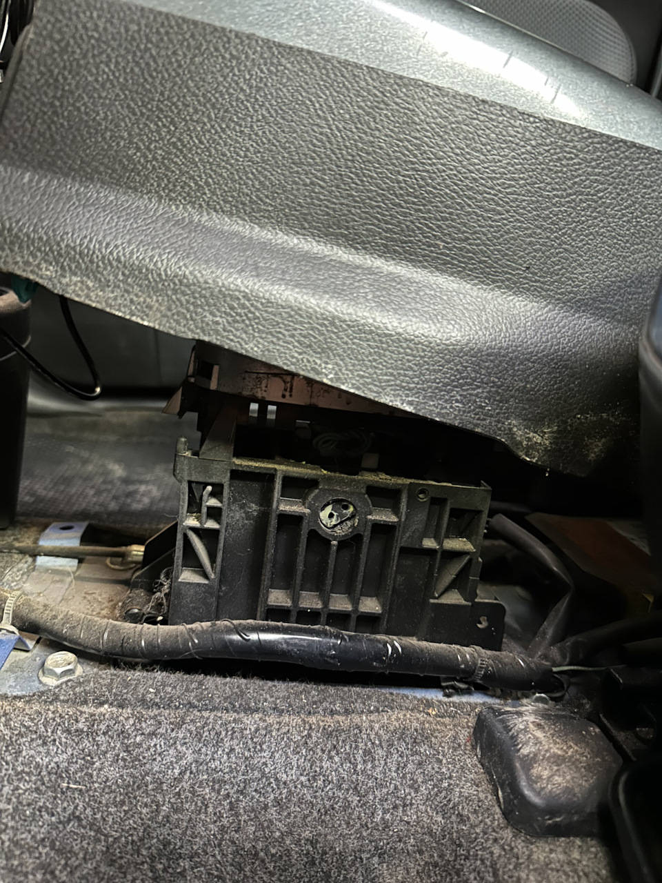 Устранение люфта ручки АКПП — Nissan Note (1G), 1,6 л, 2008 года ...