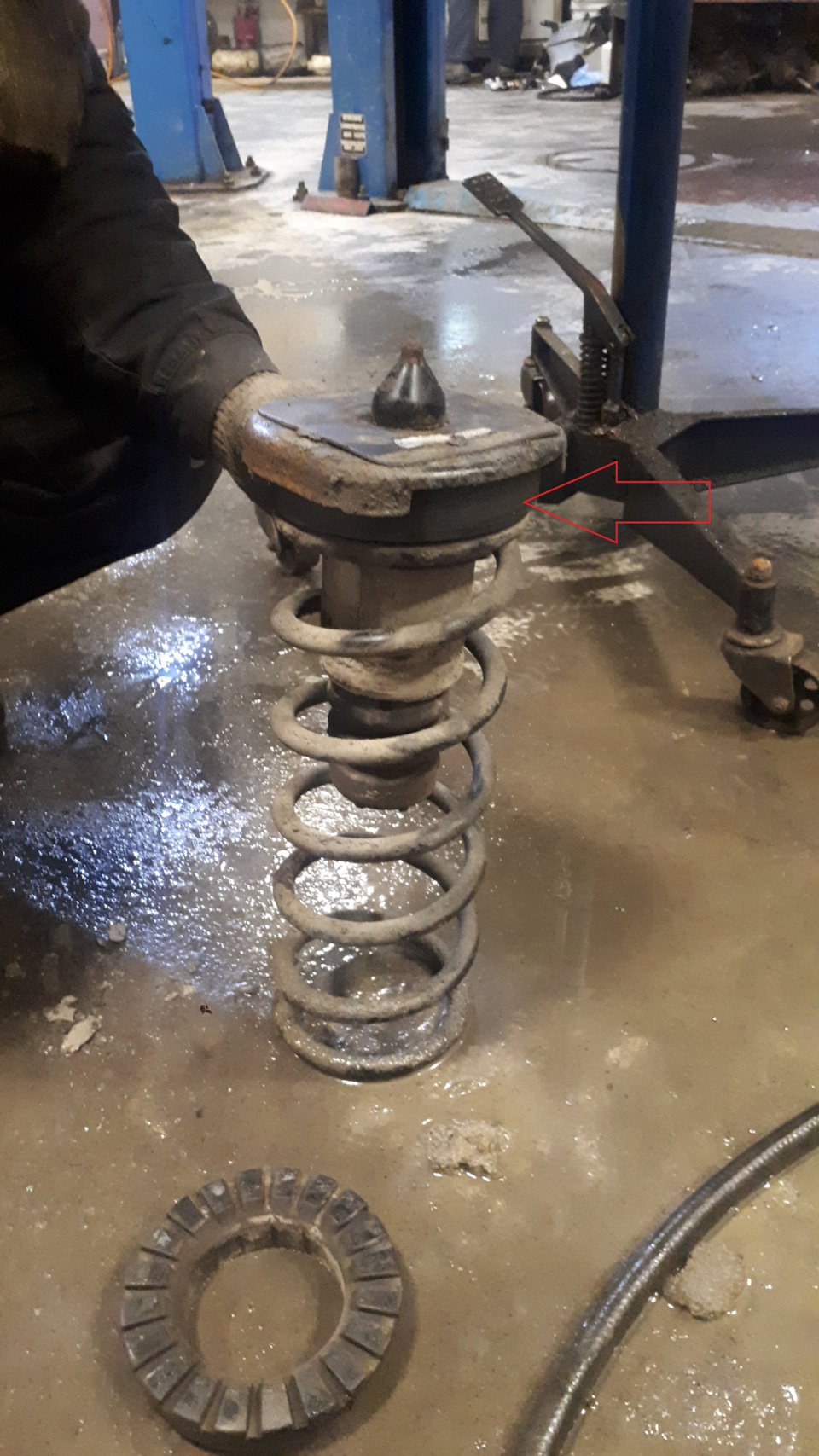 Krok 17 — Tył: odkręć górne mocowanie amortyzatora (z bagażnika/pod nadkolem — zależnie od wersji) i wyjmij amortyzator. — Ford Mondeo Mk4 FL