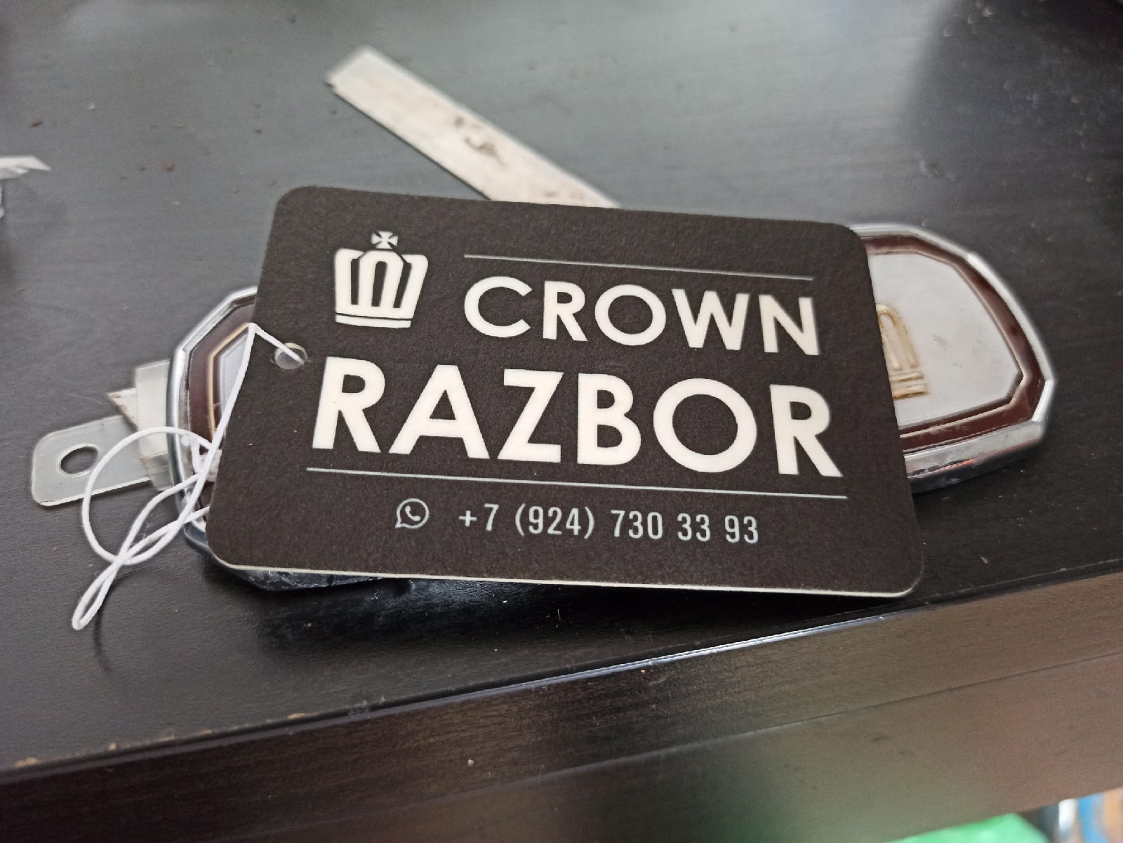 Crown разбор. Эмблемы на стойках crown s140.