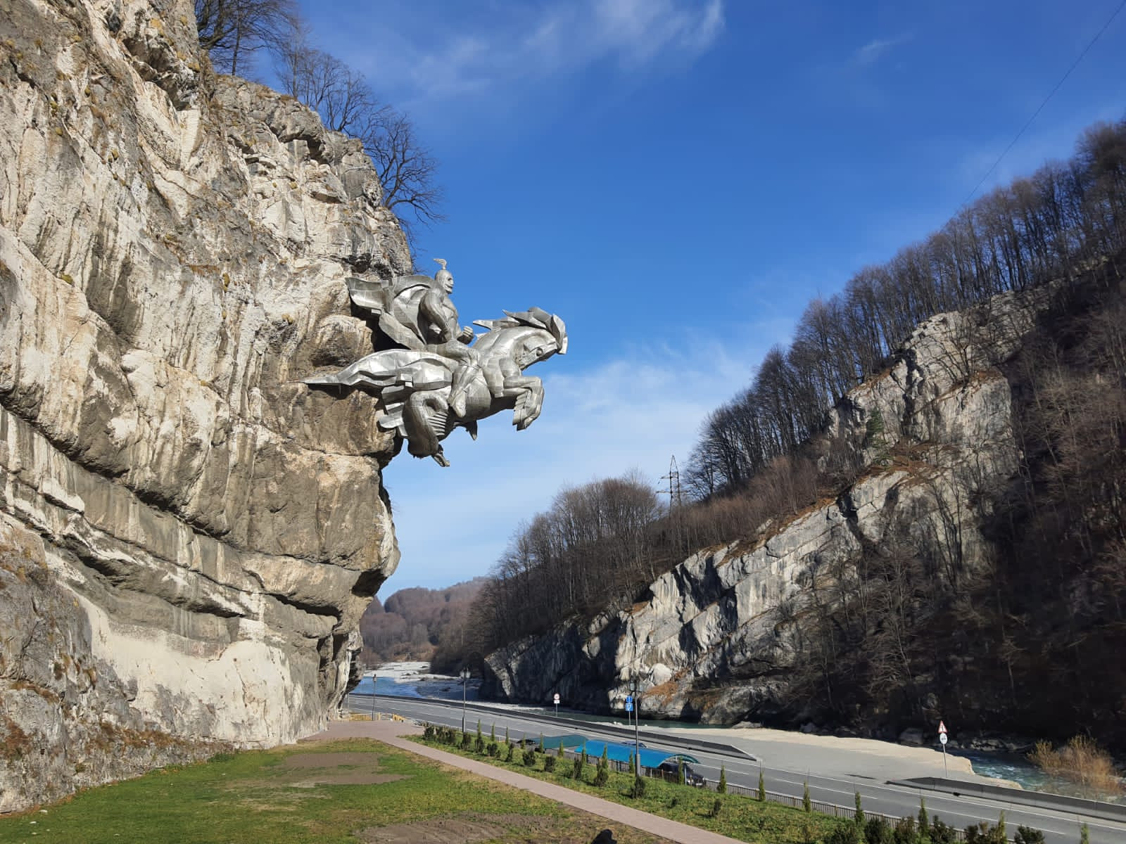 Памятник в Кармадонском ущелье во Владикавказе