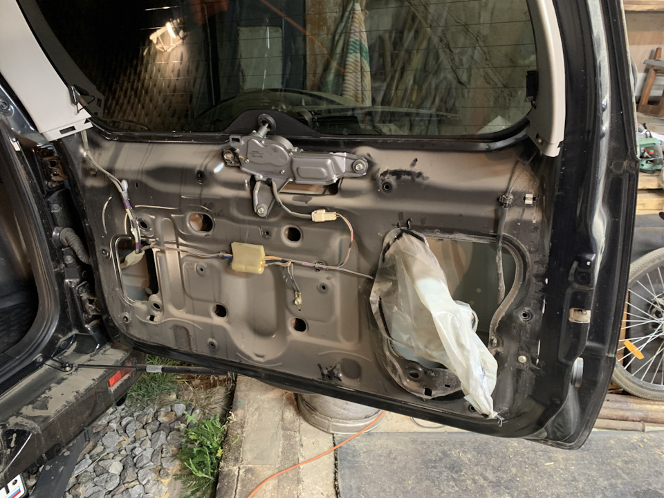 Шумка двери багажника — Suzuki Grand Vitara (2G), 2,4 л, 2013 года ...