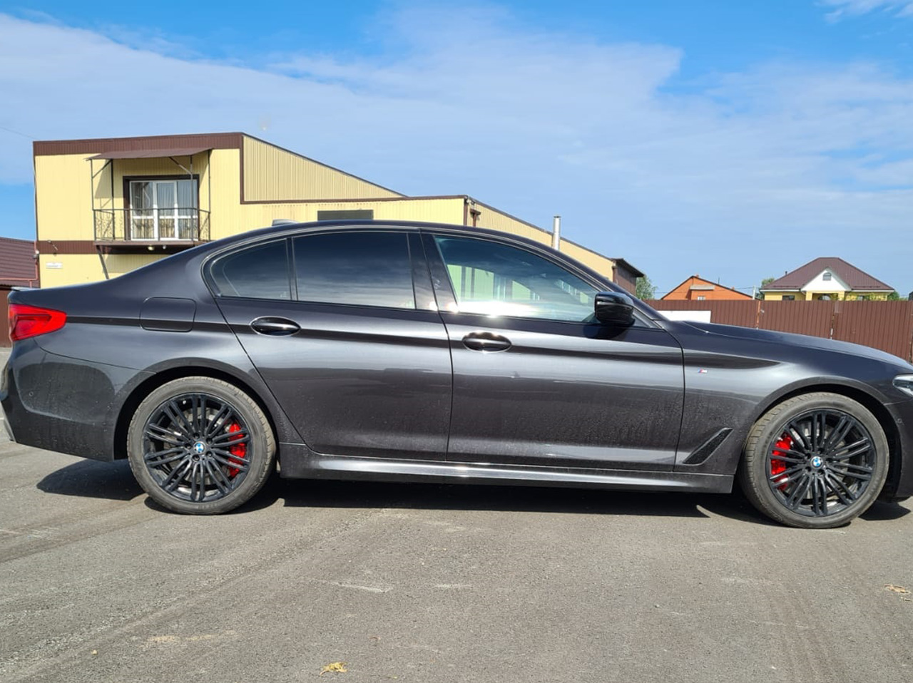 Чип бмв g30. BMW g30 530d. Тормоза БМВ g30