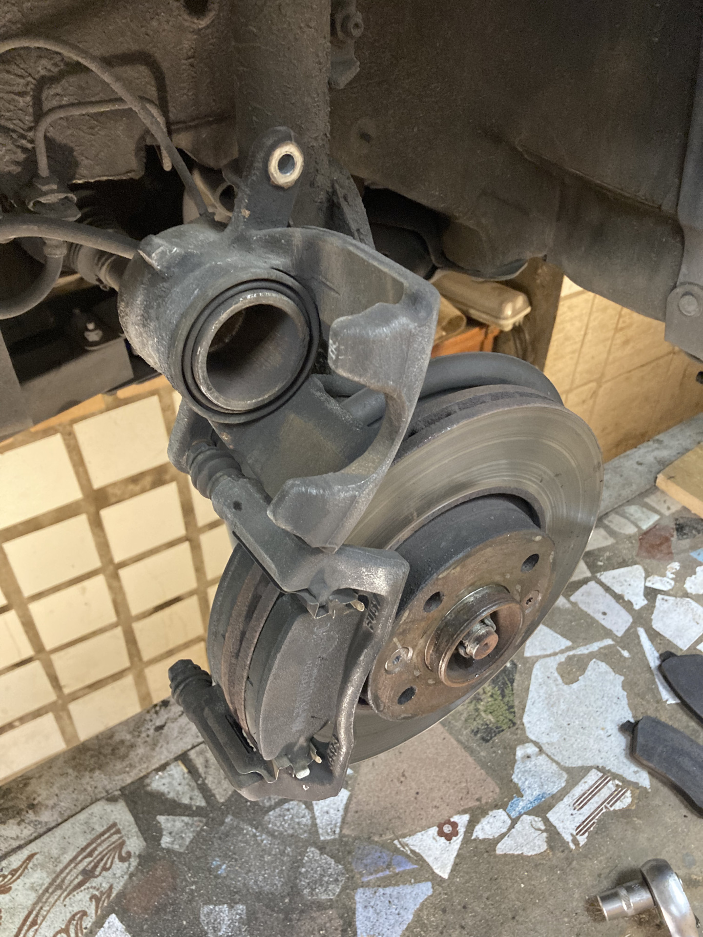 Замена передних колодок. — Lada Vesta (1G), 1,6 л, 2022 года | плановое ...