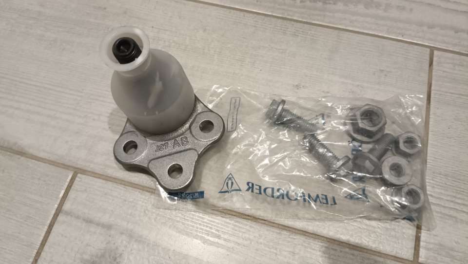 Шаровые опоры Lemforder 31007 01 — Ford S-Max (1G). Запчасти на фото: 3100701
