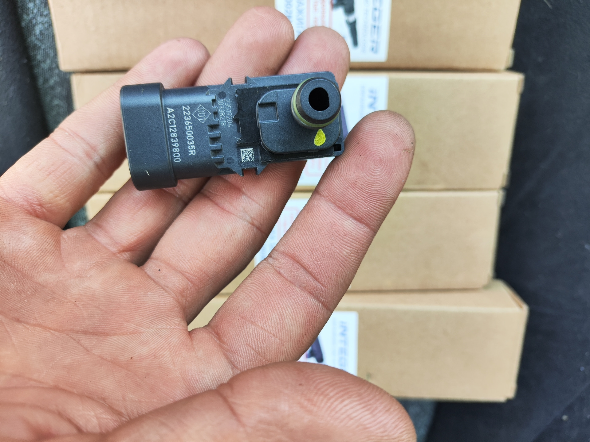 Renault 223650035r. 223650035r датчик давления. Датчик абсолютного давления рено дастер 1. 5010311958 датчик давления воздуха renault. Датчик давления воздуха логан.