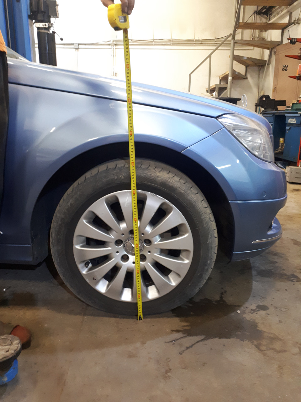 Krok 21: Pomiary PRZED — przód (wysokość od ziemi do krawędzi nadkola). — Mercedes W204