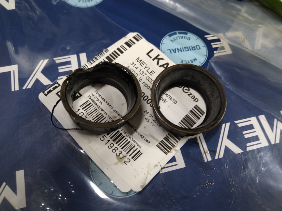 старое и новое уплотнительное кольцо фильтра — BMW 3 series (E90). Запчасти на фото: 1314137PDH