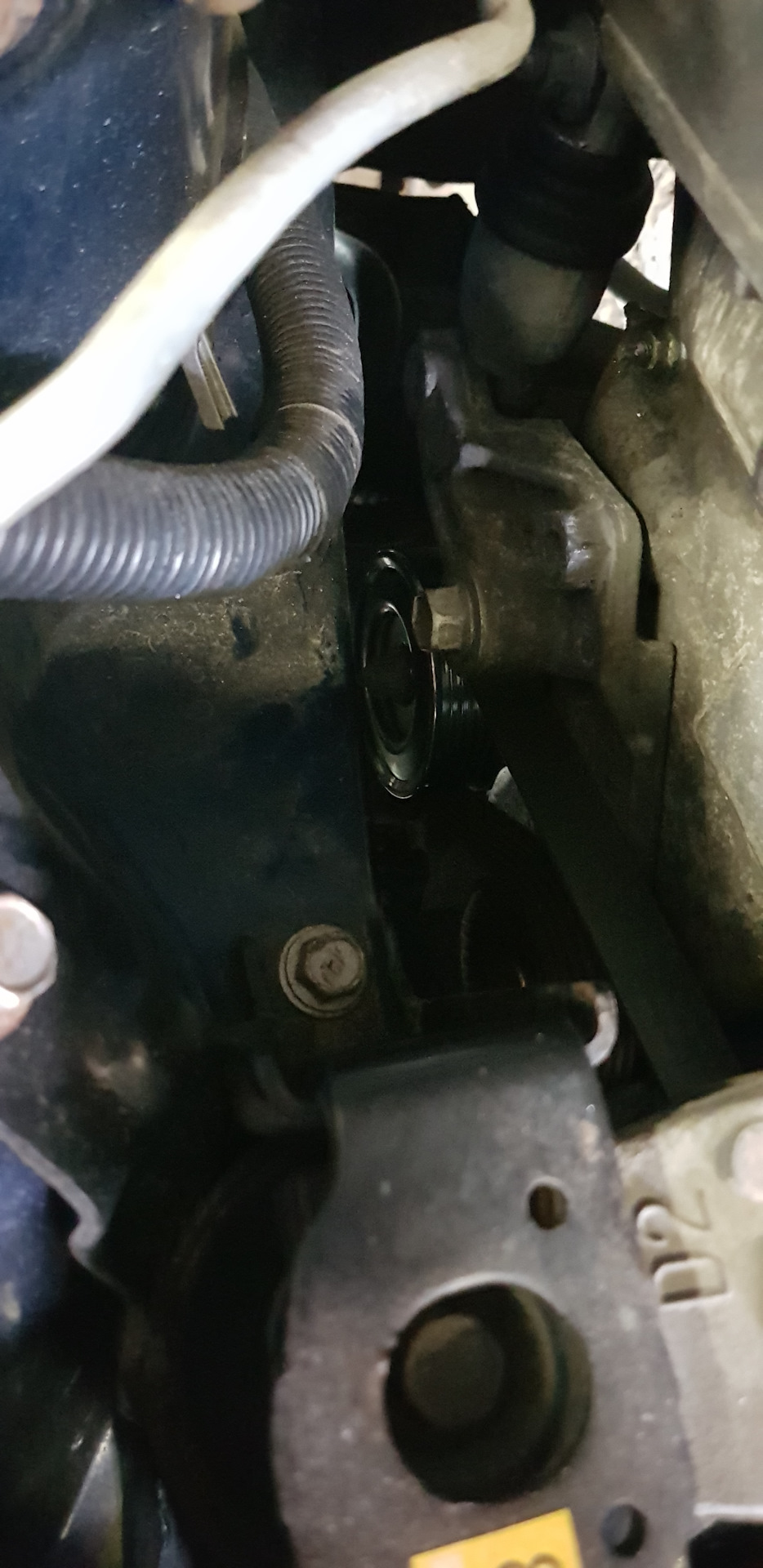 Замена паразитного ролика — Toyota Corolla (120), 1,6 л, 2006 года ...