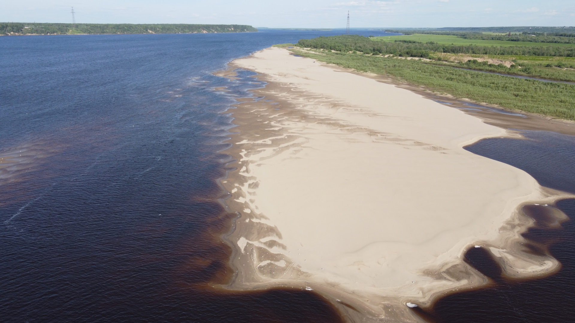 Речная коса. Северная Двина обмелела. Песчаный пляж реки Северная Двина. Северная Двина пляжи. Коса на реке Северная Двина.
