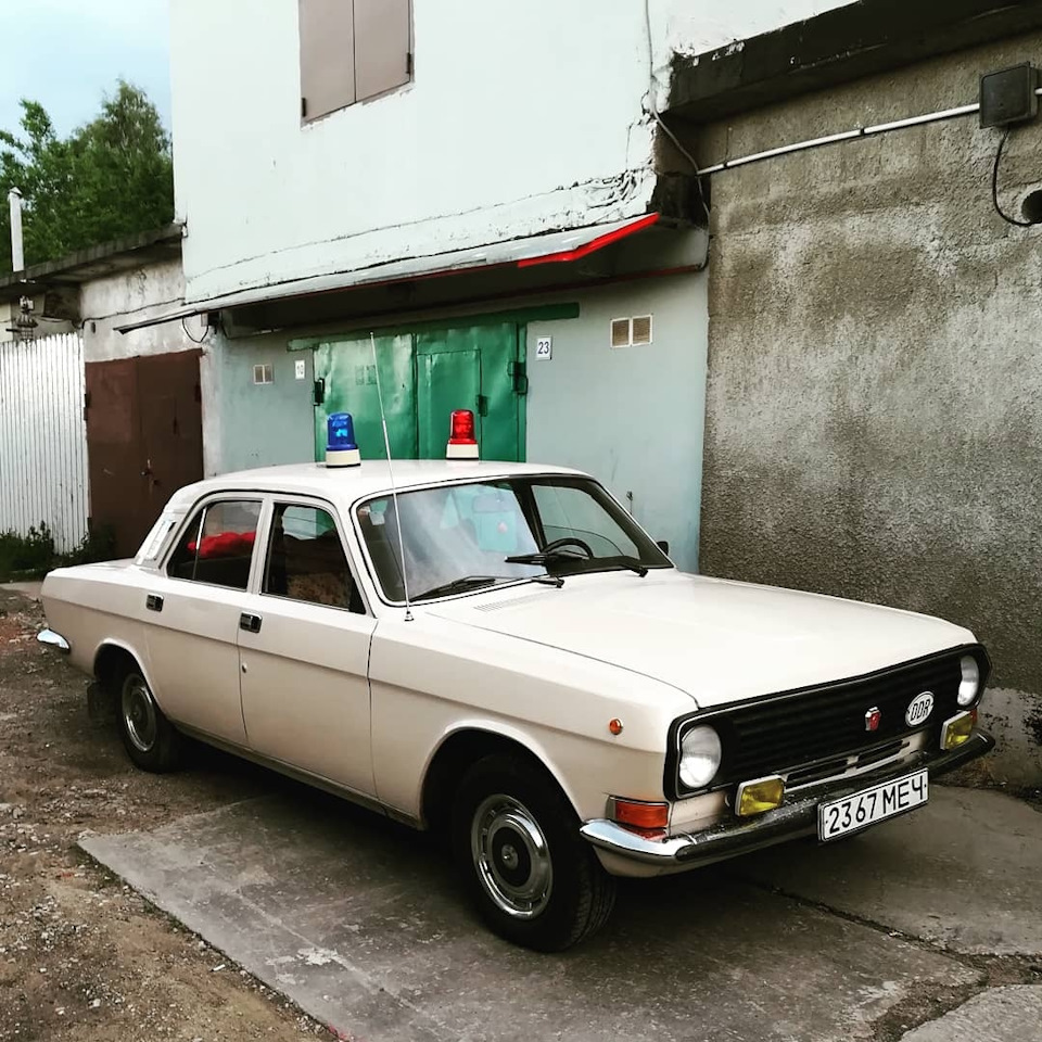 Волга в роли машины сопровождения — ГАЗ 2410, 2,5 л, 1990 года | фотография  | DRIVE2