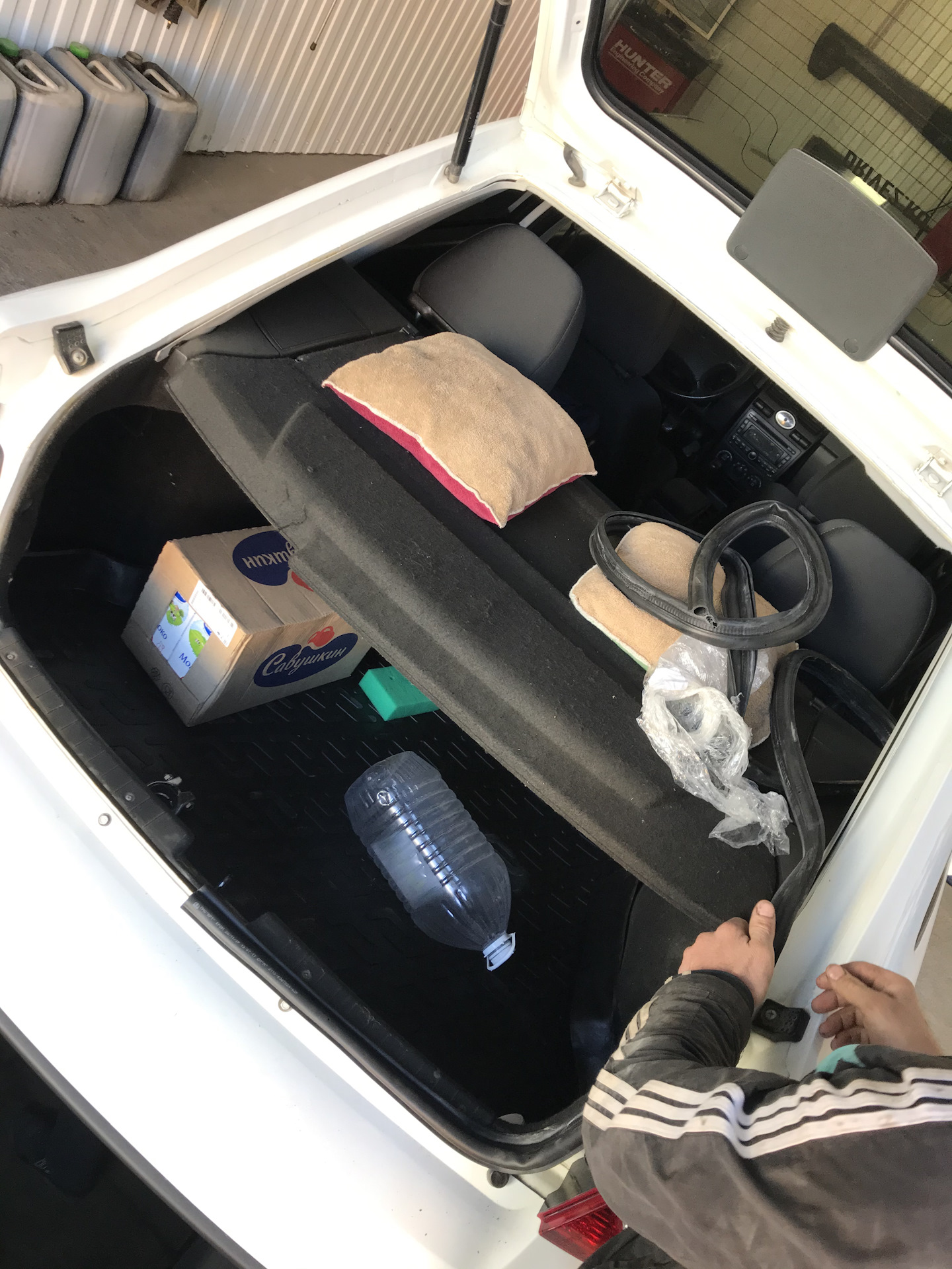 Выхлопные газы в салоне приора. Запах выхлопных газов в салоне автомобиля. Запах выхлопа в салоне Приора. Фото Приоры из окна. В приоре при движении пахнет выхлопными газами