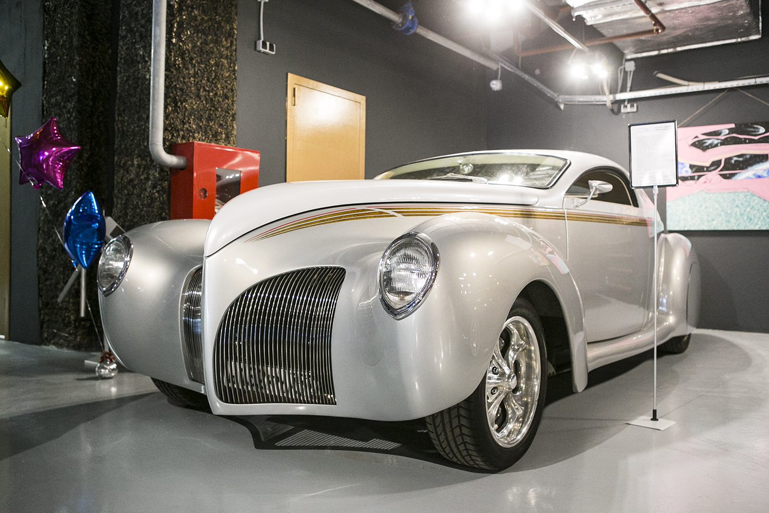 Машина м видео. Lincoln Zephyr 1939 Street Rod. Lincoln Zephyr 1939 Interior. Линкольн зефир 1939 на Driver. Линкольн зефир выставка в Париже.