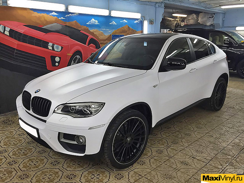 6 черный 1 белая. BMW x4 белая матовая. БМВ х6 белый матовый. Белая матовая БМВ х5. БМВ х6 е71 белый с черной крышей.