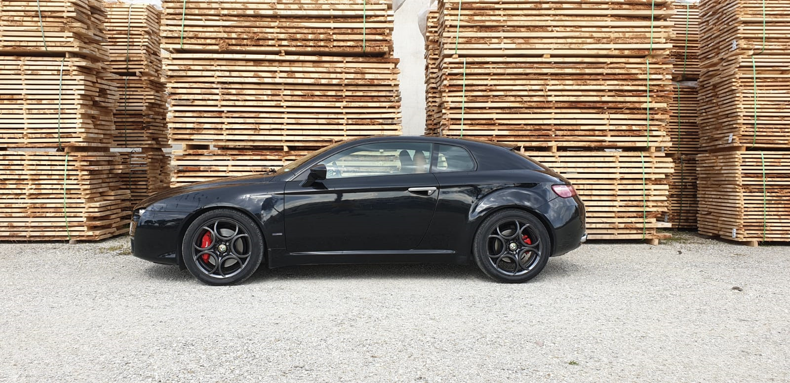 Черные суппорта на черной машине. BMW f16 чёрные диски красные суппорта. Porsche Cayenne красные суппорта. Красные суппорта на черной машине. Черный авто с красными суппортами.