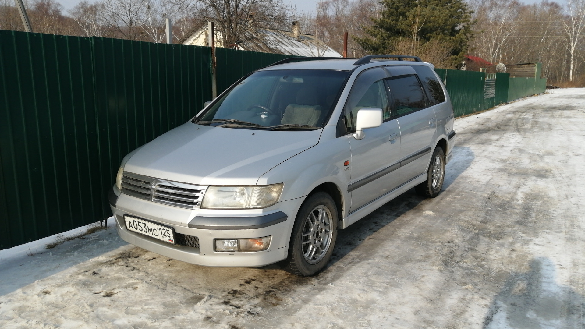 Мицубиси шариот 2. Mitsubishi Chariot 1998. Мицубиси Шариот Грандис 1998. Mitsubishi Chariot 2. Митсубиси Шариот 3.