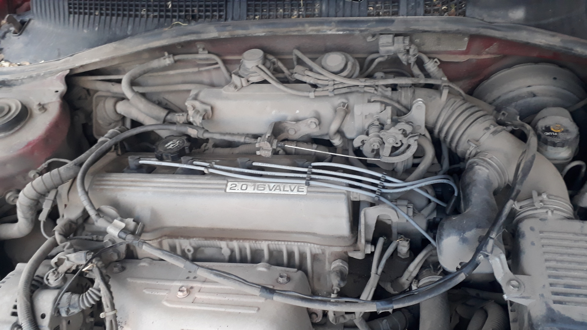 Тойота 3s fe. Подкапотка 3s fe. Троит двигатель 3s. Троит двигатель 3s. Патрубок вентиляции картера 3s fe.