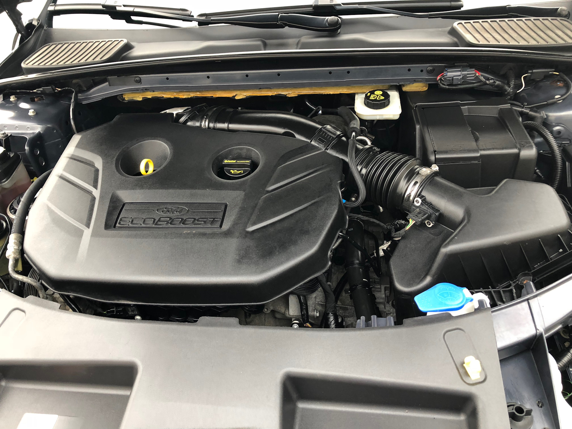 Мондео 2 литра турбо. Ford Mondeo 4 2.0 ECOBOOST. Мондео 4 экобуст подкапотка. Подкапотное пространство Форд Мондео 4. Подкапотка Форд Мондео 4.