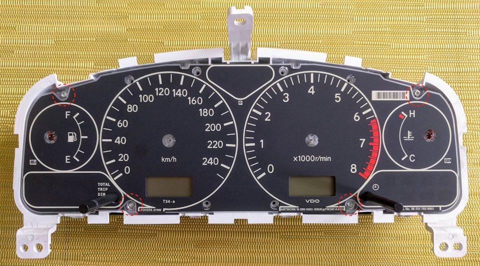 Зависла стрелка уровня топлива тойота