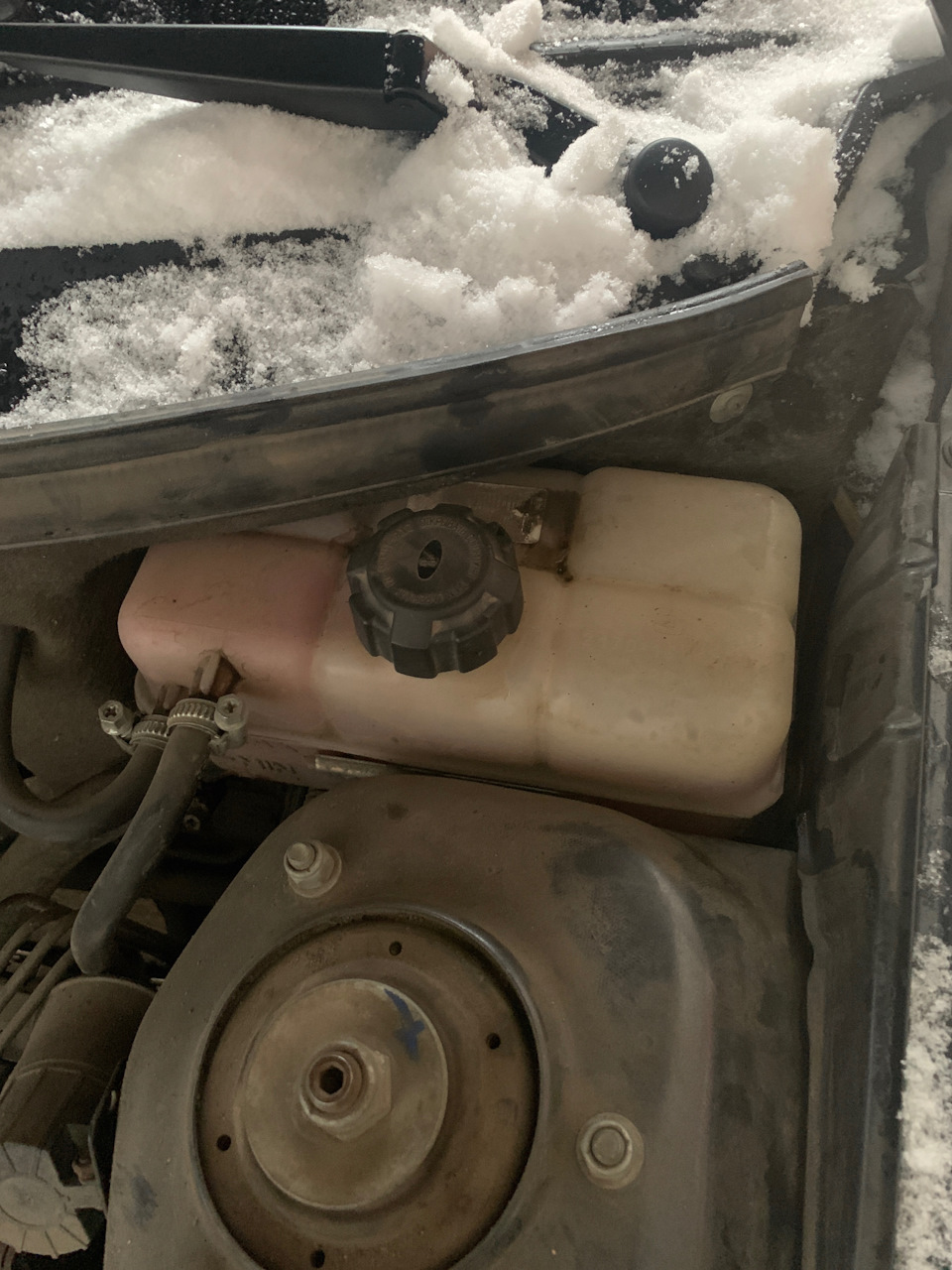 Замена расширительного бачка — Lada Приора хэтчбек, 1,6 л, 2014 года ...