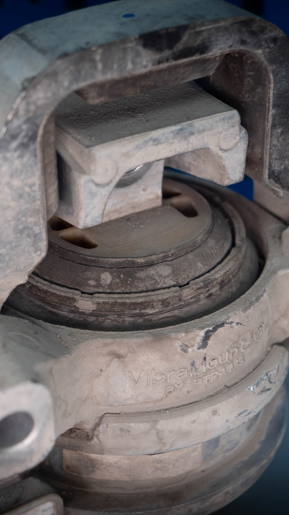 Левая — просто с трещинами. К вопросу о том, почему надо менять парой. — Audi RS7 (C7)