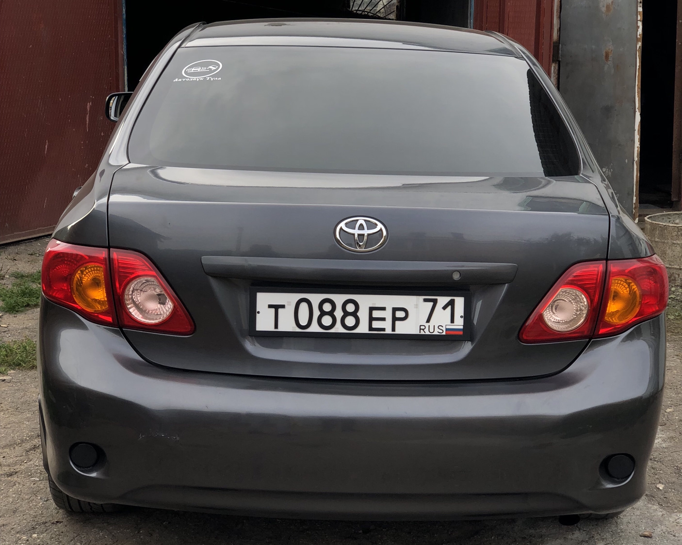 Toyota corolla задний. Тойота Королла 140 зад. Тойота Королла 150 без шильдика. Черные шильдики Тойота Королла 150. Toyota Corolla 2008 шильдик.