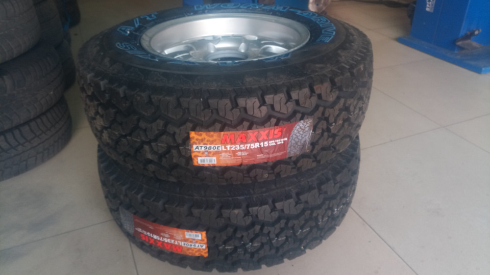 Maxxis на ниву шевроле. okAAAgEf7 A 960. Maxxis на ниву шевроле фото. Maxxis на ниву шевроле-okAAAgEf7 A 960. картинка Maxxis на ниву шевроле. картинка okAAAgEf7 A 960. На пробеге в 100т.км(пробег резины) мои гудричи окончательно потеряли свой эстетический и практический вид.Озадачился я покупкой новой резины.Изначально планировал остаться на гудриче, но ценник кусался.Долгие поиски истины, обсуждения на форумах…И вот возникла идея испытать Maxxis AT980 в размере 235/75/15.Кстати новые диски 7.5j/15/et25 уже ждали своего часа.В общем, как я подумал:-самое сложное кончилось, осталось купить.И тут оказалось не всё так просто.Объездив весь город, все точки продаж выяснилось, что ни в наличии ни на заказ этой резины нет.Но всё решено, значит идём дальше.Как раз наметилась поездка за 200 км в г.Краснодар, вот там я однозначно найду…)))Не тут то было.Та же учесть меня постигла и в Краснодаре, даже на заказ никто не смог найти данной резины.Но я не отступаю от своей цели.Начинаю поиск по России и вот нахожу то, что мне нужно за 1500км.в Нижнем новгороде.Созвонился с продавцом, обговорили условия доставки и вот я вожидании.По истечении 7 дней шины ожидают меня на терминале моего города(отдельная история о том, как тк.Энергия разделила шины и поштучно доставляла из города в город).И вот, наконец закончились мои муки и я еду забирать догожданную резину), сразу захватив с собой диски.