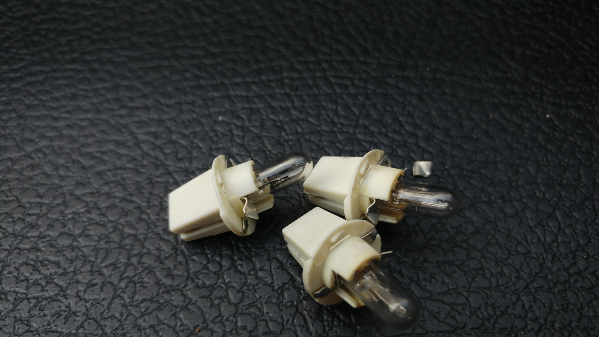 Лампочка ближний свет мазда 3 2005 год. Лампы бк. Лампа бк13п. Лампочки рижского электроламповый завод 6o вт. Лампы бк.