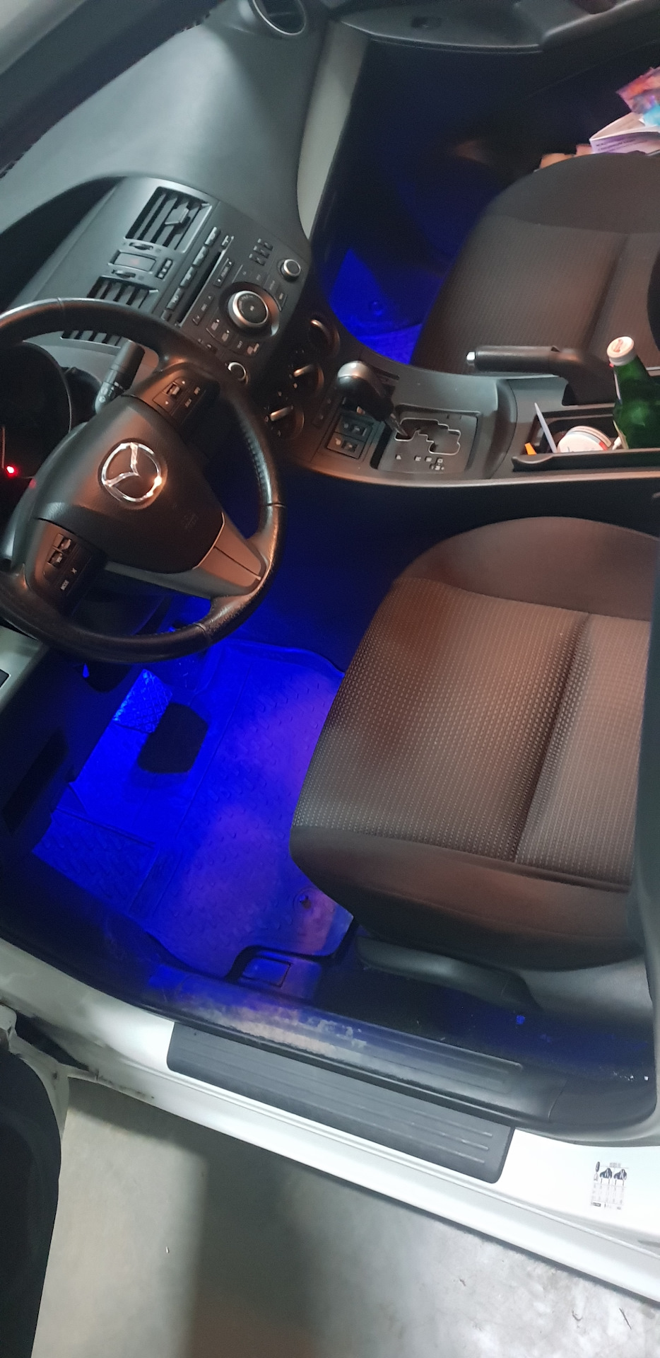 Подсветка пространства ног Mazda 3 2012г.в. — DRIVE2
