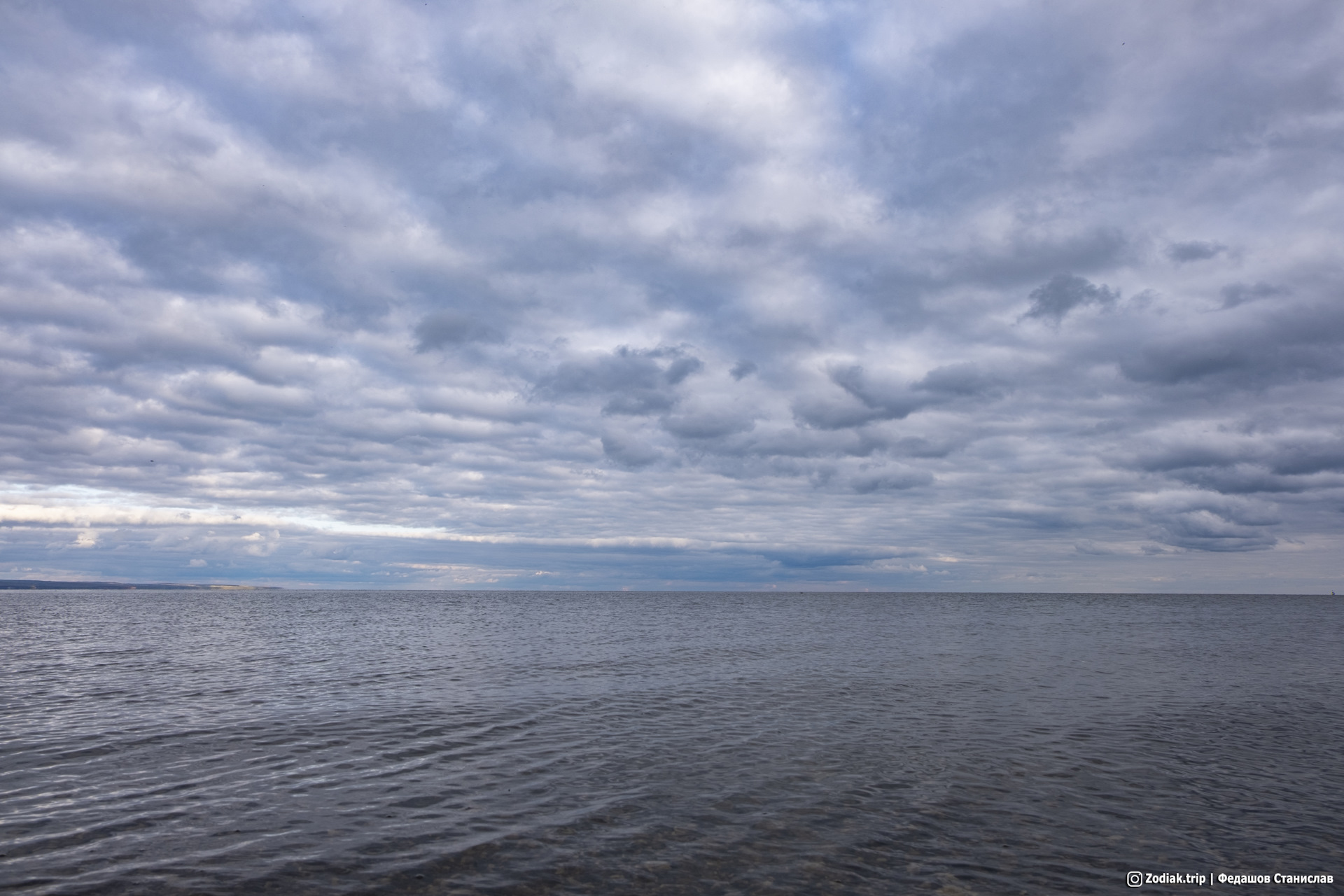 Видны берег. Облака над озером Ильмень. Водная гладь Волга. Озеро Ильмень под водой. Озеро Ильмень до Волги.