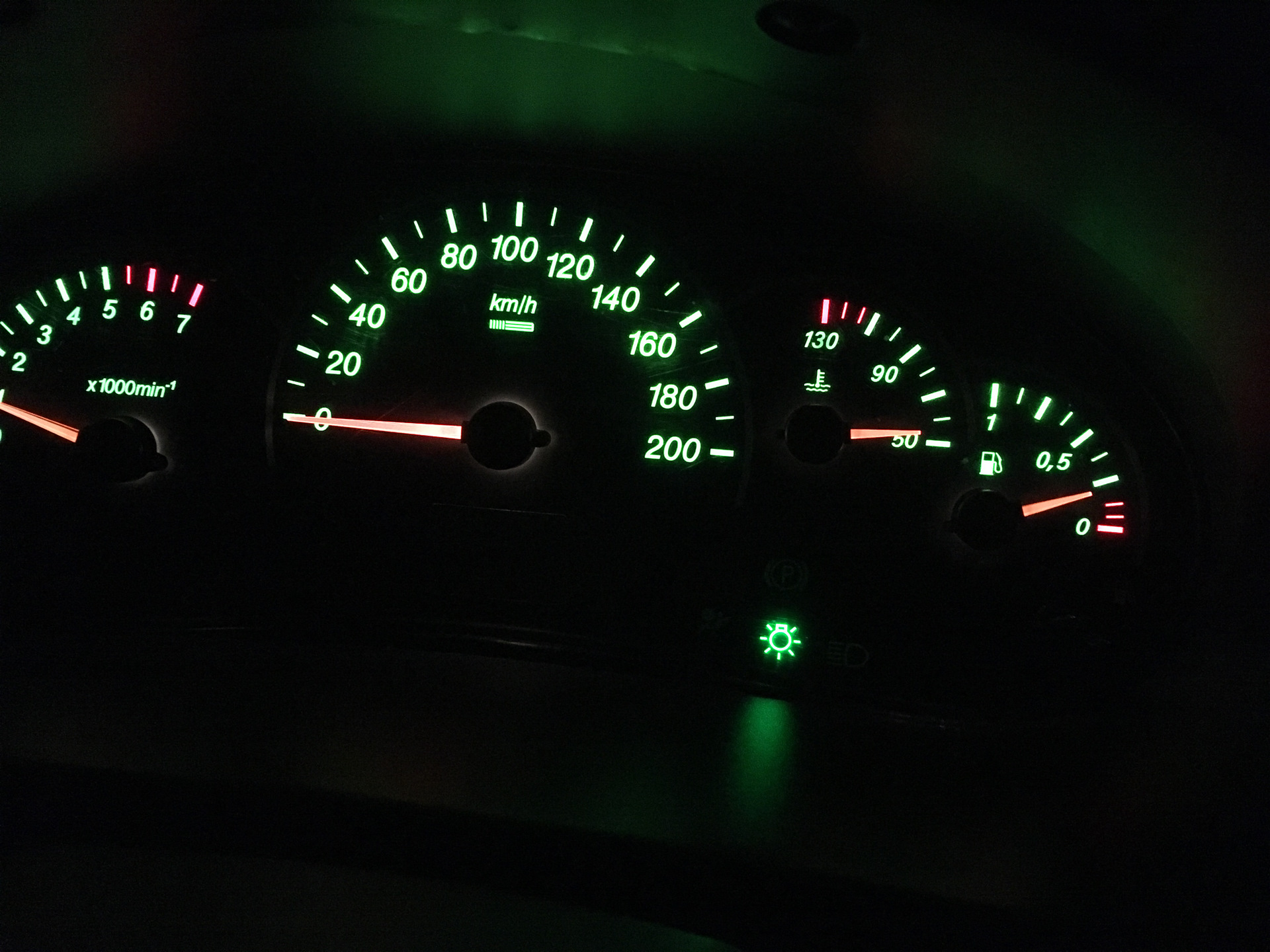 Подсветка приборов лансер 9. Гаснет подсветка приборной панели. Подсветка приора 1. Пежо 405 ночью. Гаснет подсветка приборной панели.