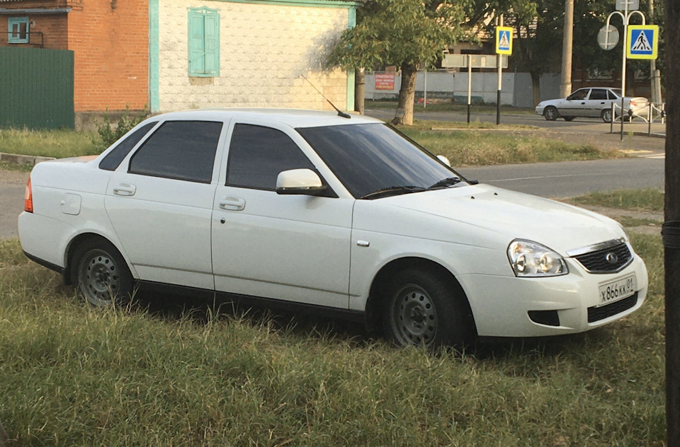 Lada Приора белая