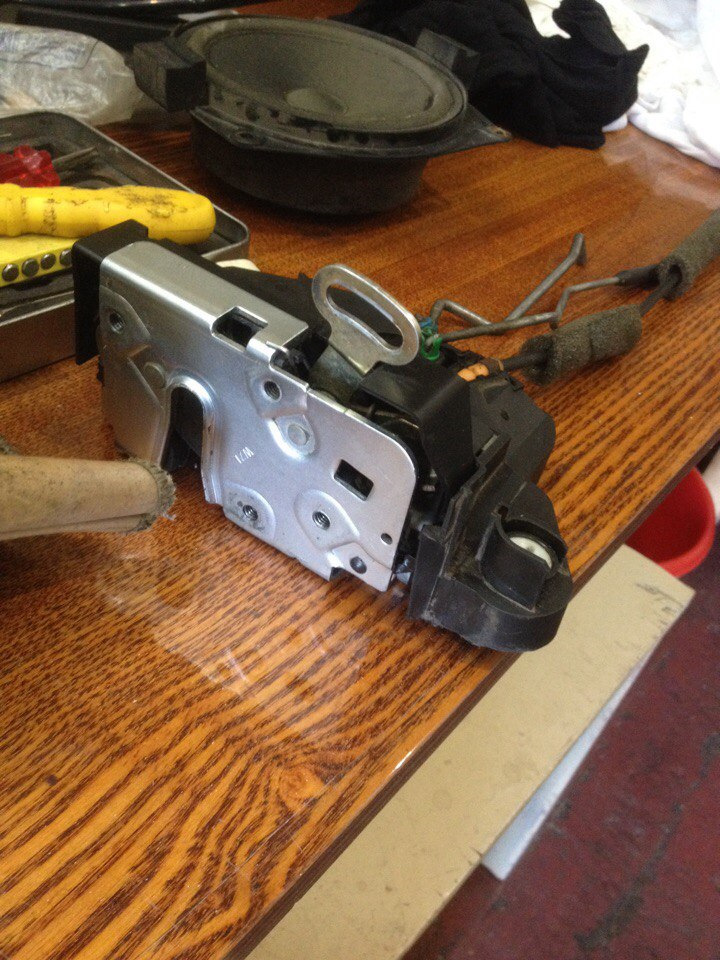 Замена моторчика центрального замка водительской двери. — Land Rover ...