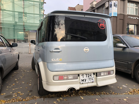 Квадратный номер на Nissan Cube