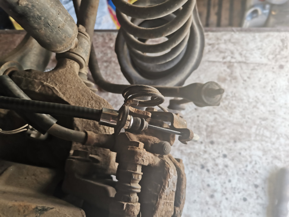 Замена тросика ручника TRW — Ford Kuga (1G), 2 л, 2010 года | своими ...