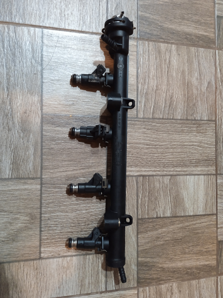 Продам топливную рейку (рампу) в сборе с форсунками Seat Cordoba 97 ...