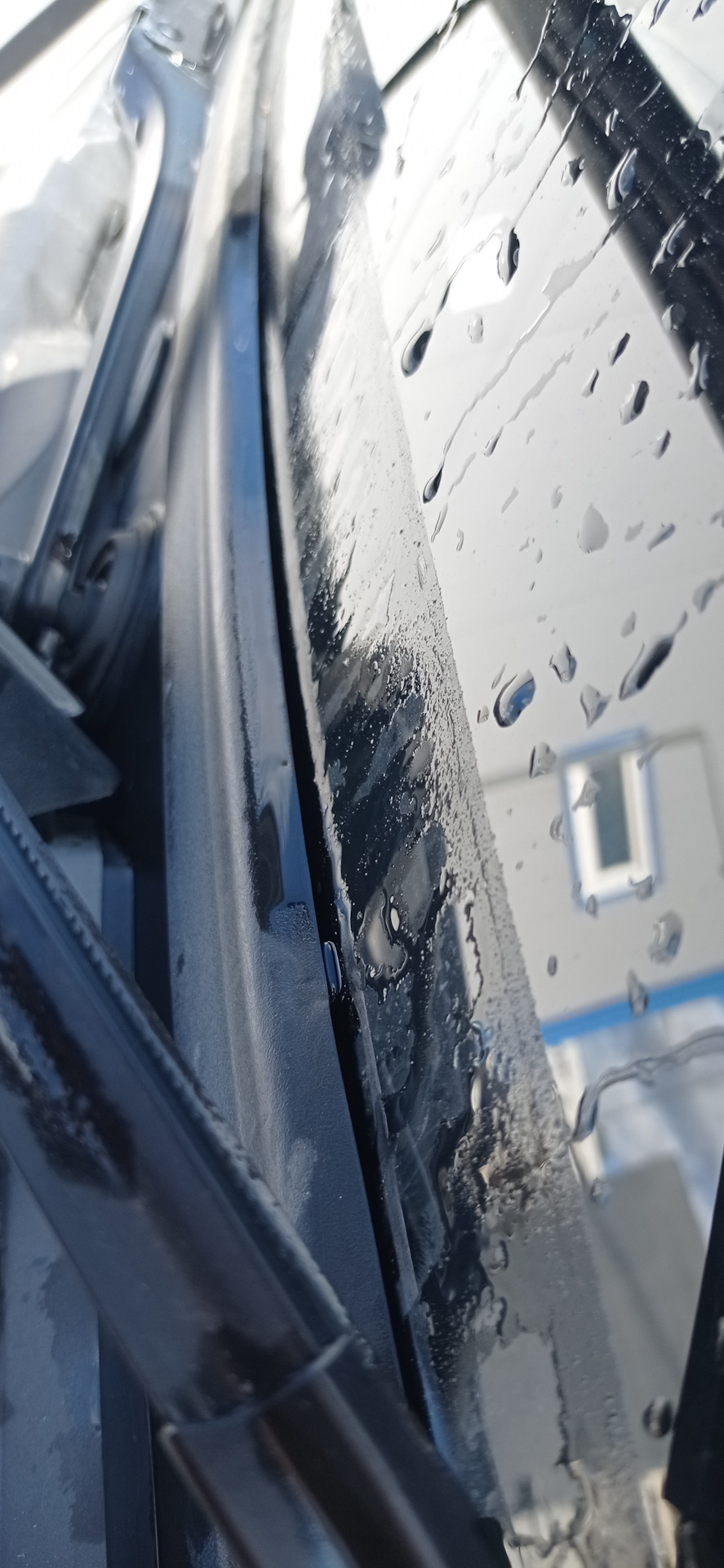 Видно, что резинка прилегает не плотно — BMW X1 (E84)