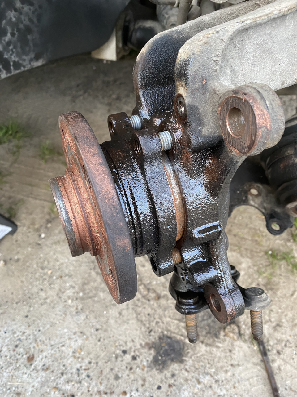 Ослабляем болты и выбиваем по болтам — Volkswagen Tiguan (1G)