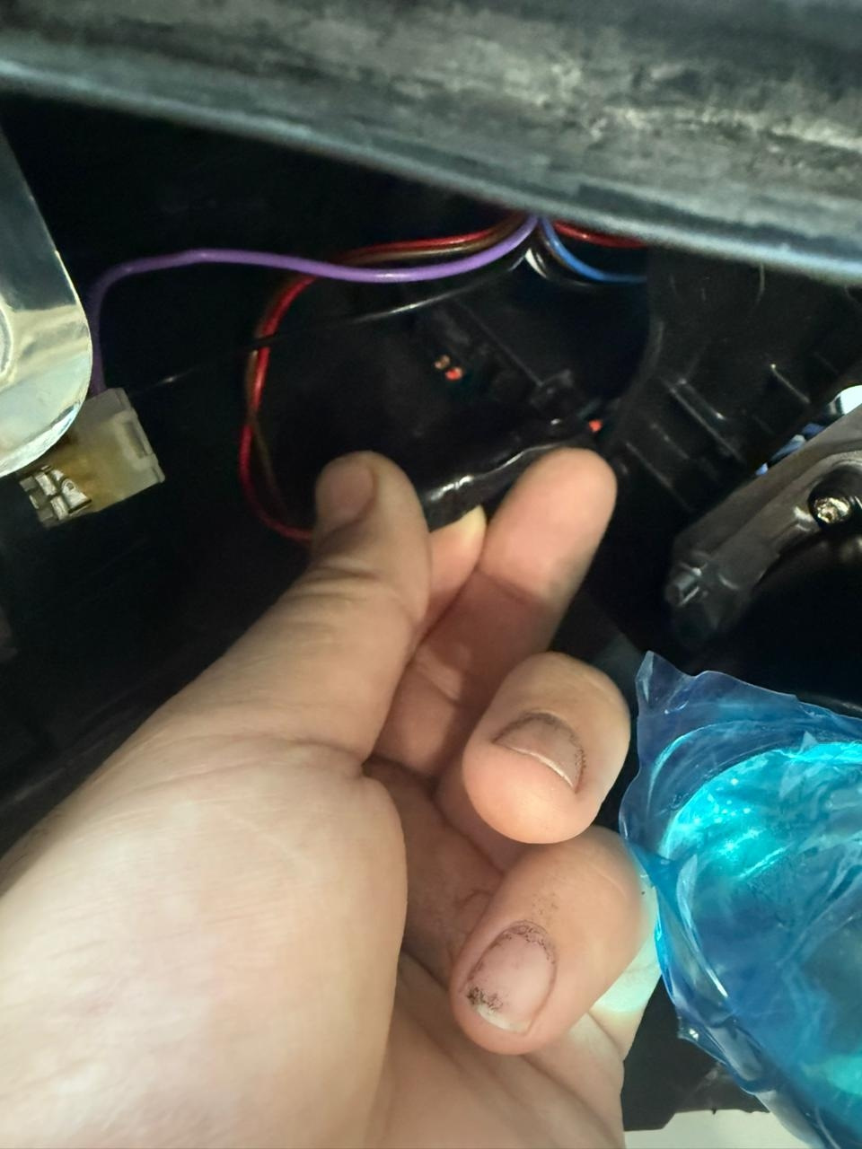 Тут до блока ксенона взять питание чёрный минус красный плюс основной свет — Audi Q7 (1G)