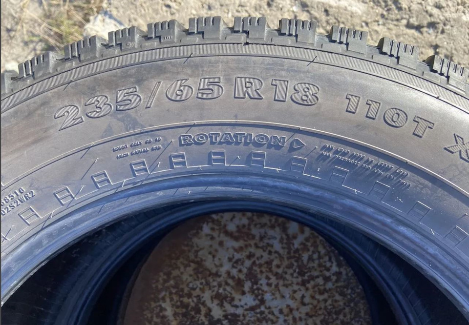 Шины зимние шипованные Nokian 235/65 R18 на Infiniti JX, Nissan Murano ...