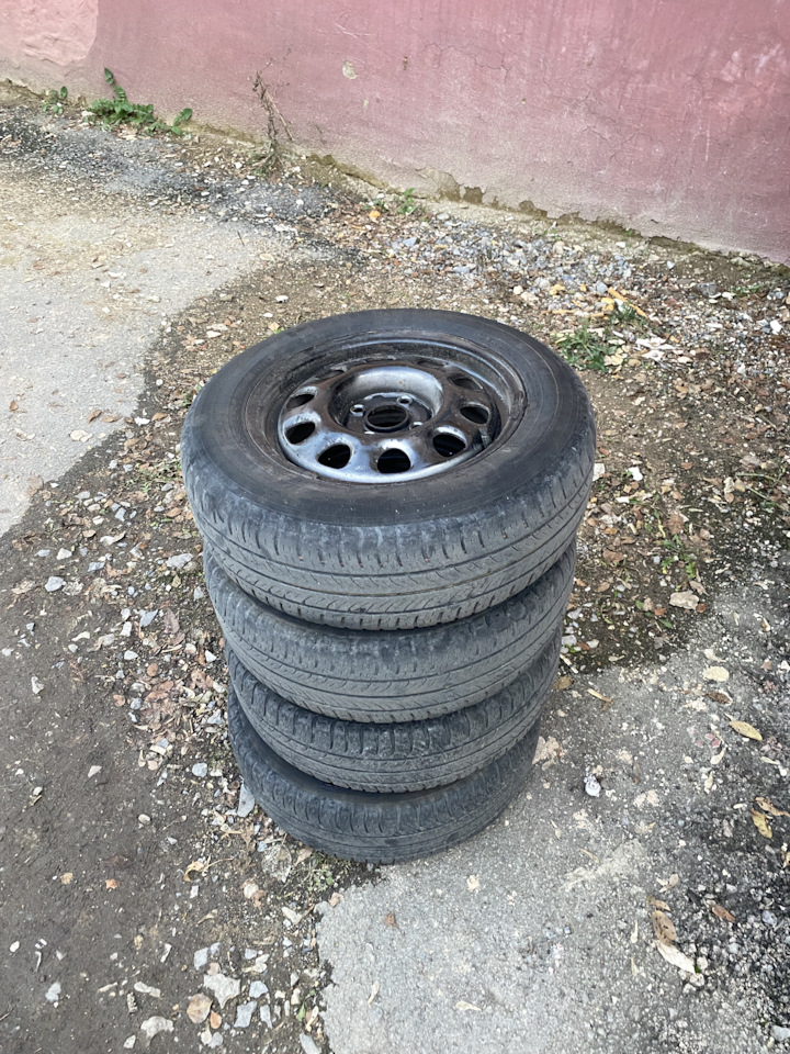 Шины зимние шипованные 185/65 R14, штампованные диски 14 ET0 4x100. Б/у ...