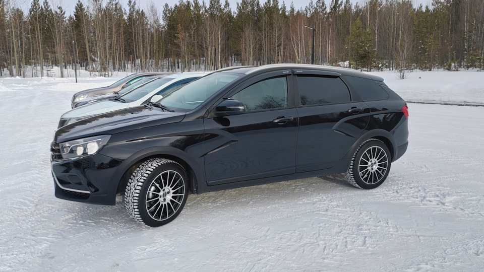 Lada Vesta SW Cross Black Winter Day