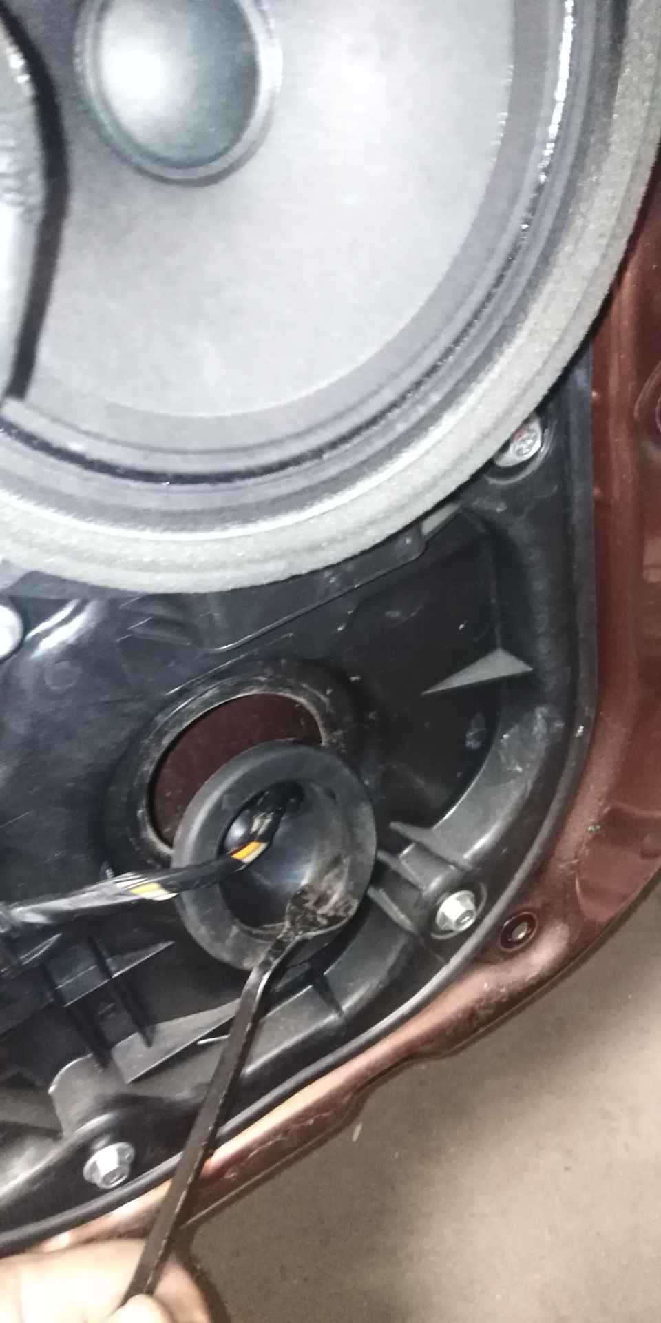 Это отверстие под динамиком, нужно только вытащить резинку — Hyundai i30 (2G)