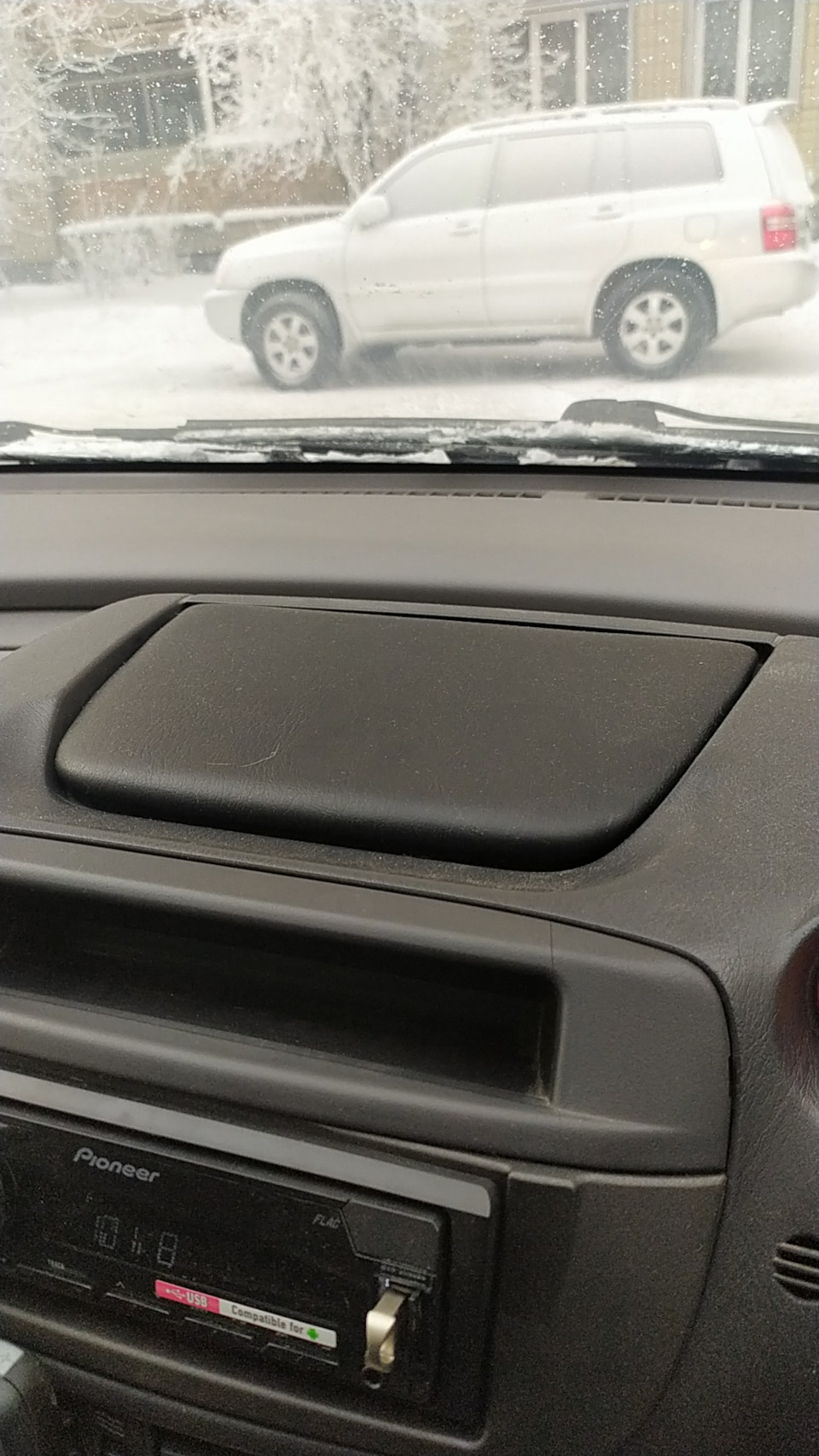 Крышка верхнего бардачка. — Nissan Tino, 1,8 л, 1999 года | своими ...