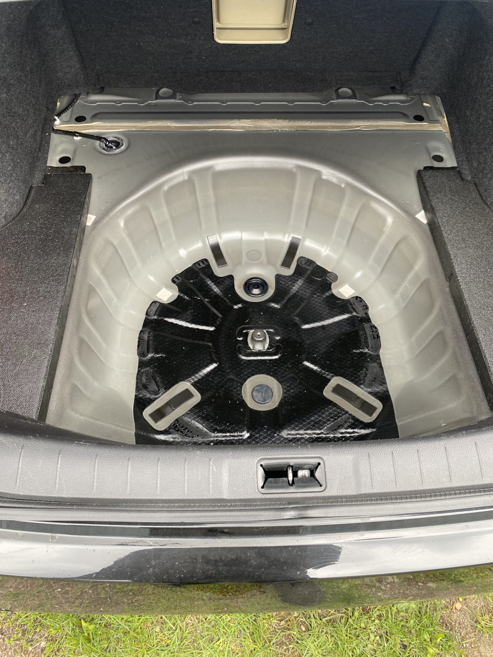 Так же этой зимой первый раз воспользовался запасным колесом. Помыл, почистил запаску, ну и за одно сам отсек для запасного колеса. — Nissan Teana (J32)