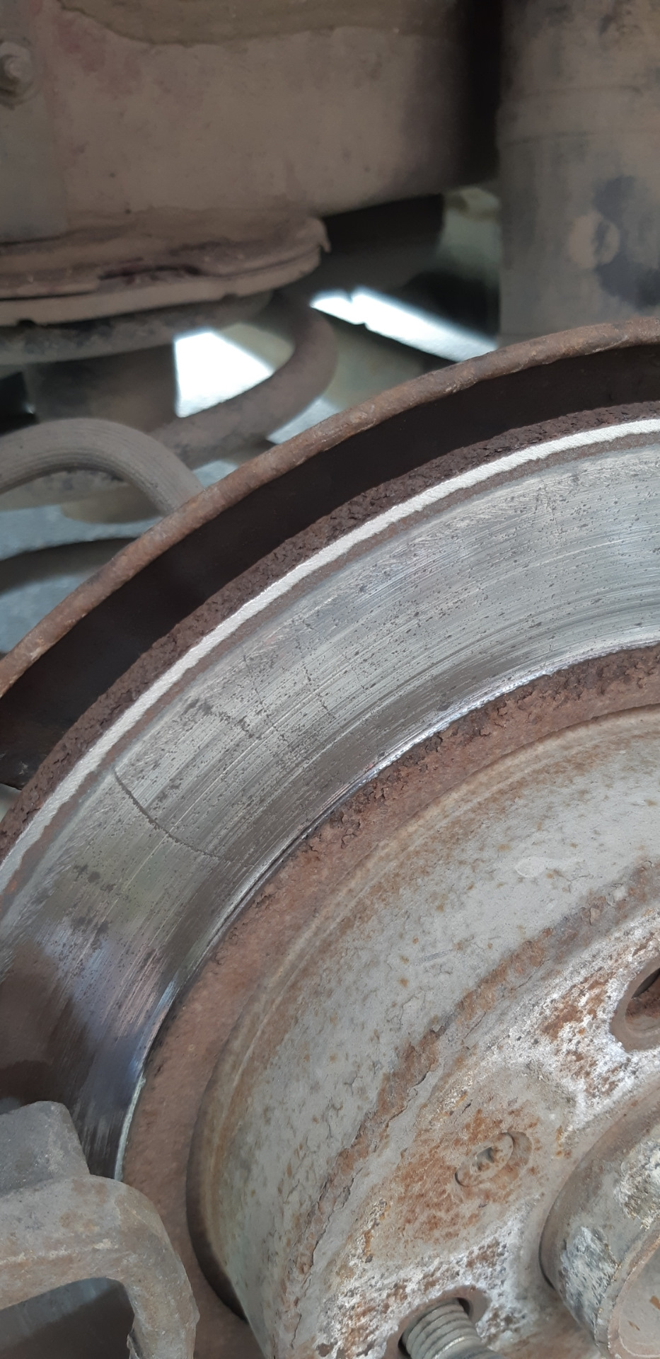 Как задавить поршень, заднего тормозного суппорта, на опель мерива а ...